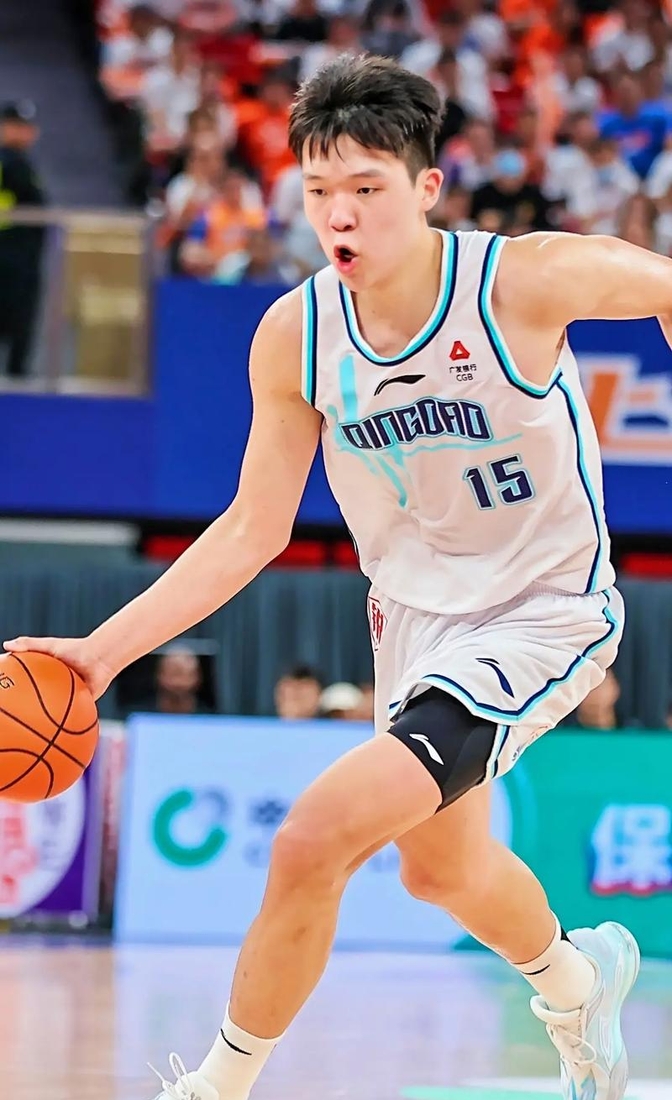 开云体育入口-杨瀚森父母启程前往美国陪儿子参加NBA选秀大会