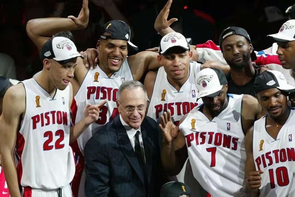 包含ESPN列出近四年的总冠军球队并发问：哪年最精彩？的词条
