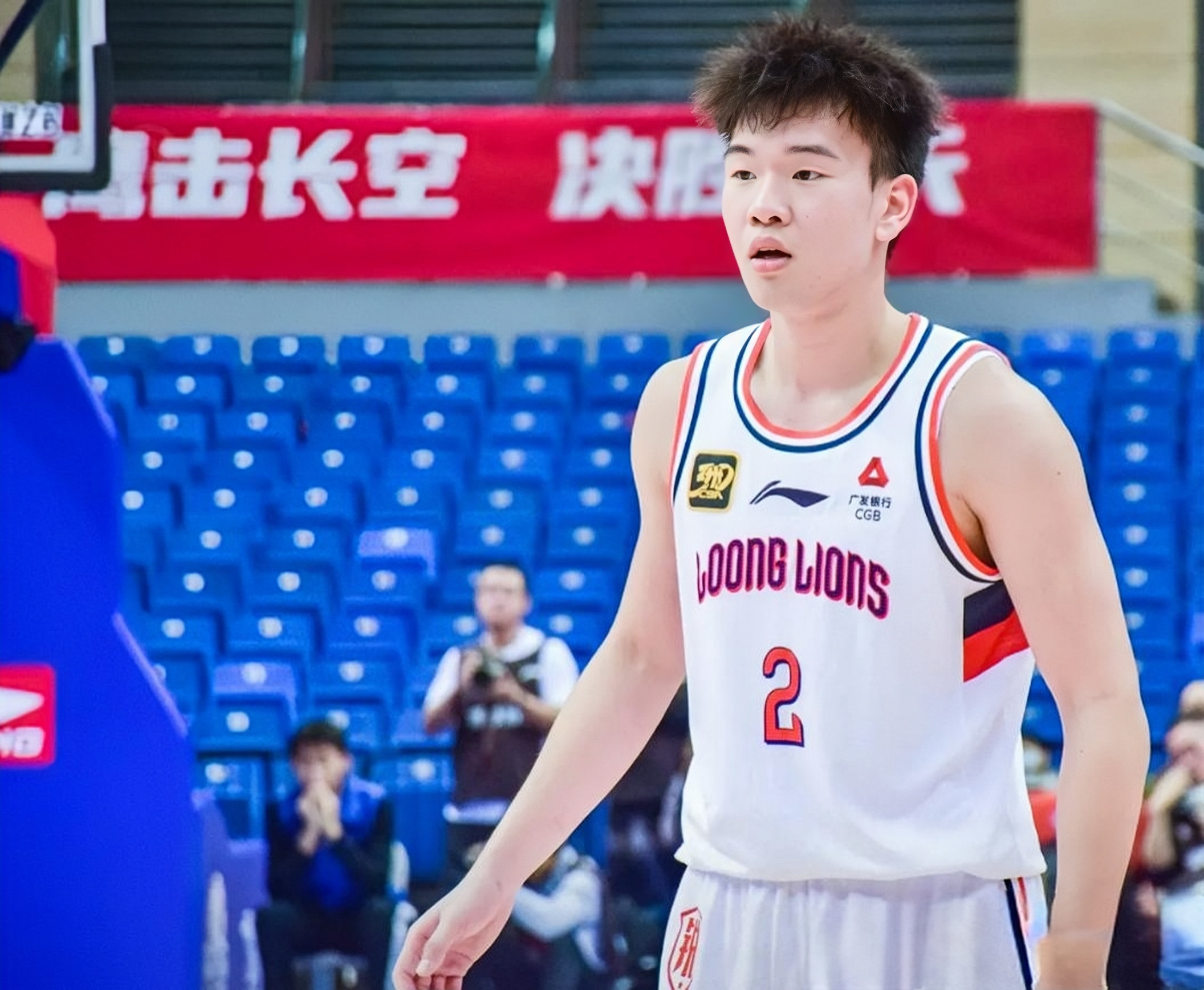 广州男篮官方晒管子煜集锦：欢迎管子煜加入广州大家庭的简单介绍