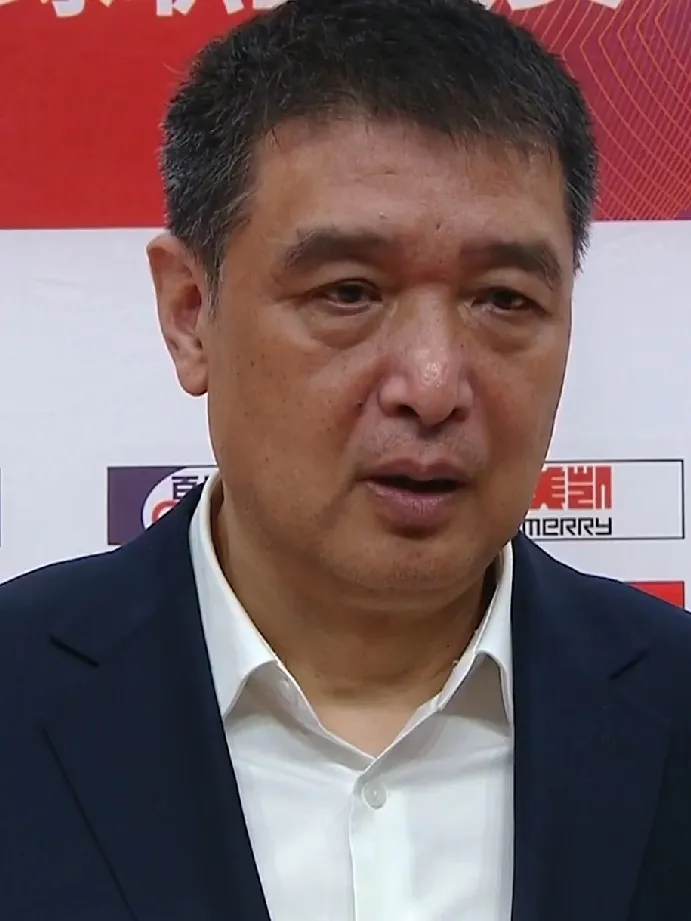 闵鹿蕾因个人原因辞职聘请张庆鹏担任主教练的简单介绍