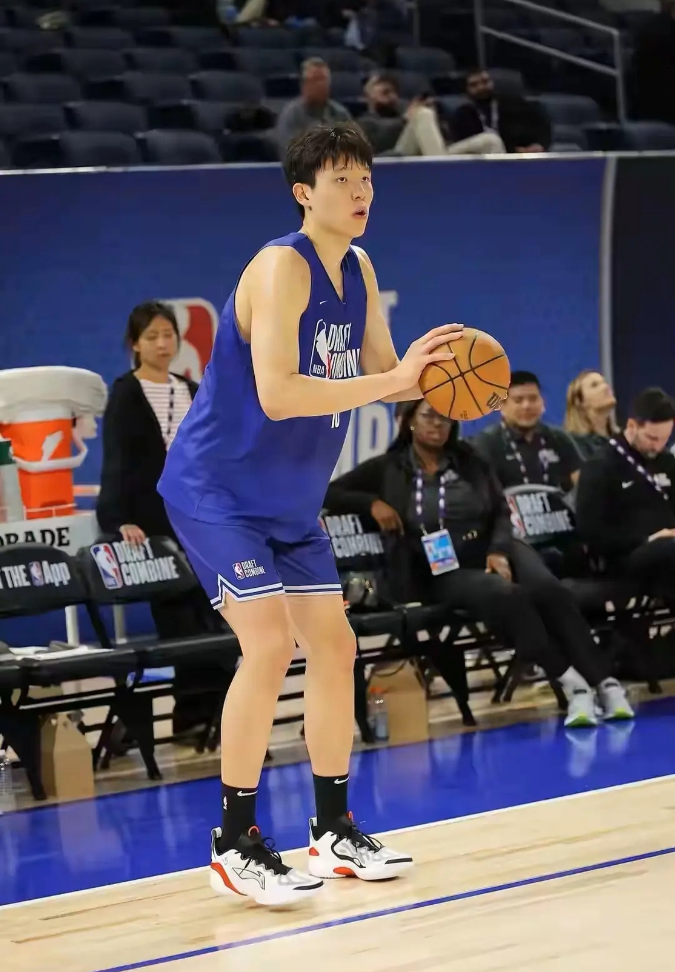 关于杨瀚森被选中全程直拍：被通知穿上外套一脸惊讶，随后上台戴上选秀帽的信息
