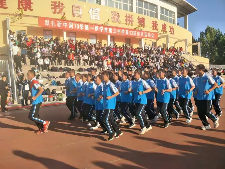场上将士拼尽全力，全方位张扬球队精神